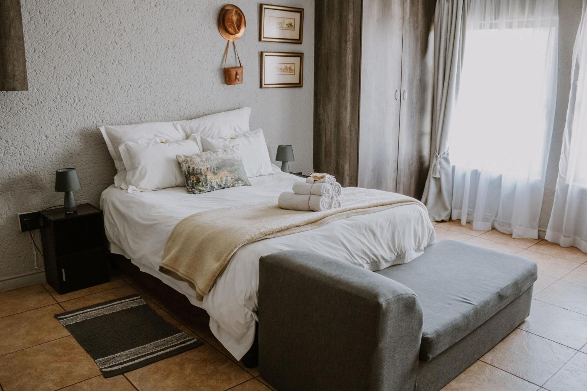 White Linen Guesthouse Tierpoort エクステリア 写真
